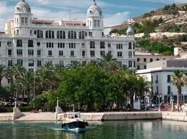 Oficinas de MJS Abogados en Casa Carbonell, Paseo Explanada de España, Alicante – sede del despacho de extranjería VIA2026